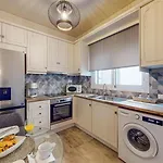 Motley Luxury Apartment By Estia